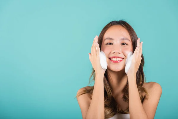 Asian Woman Face Wash Exfoliate Scrub Soap Foam Skincare Cleansing — Stock Photo, Image