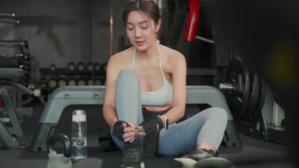 Athlétique Jeune Femme Asiatique Serrant Corde Sur Son Équipement Gymnastique — Video