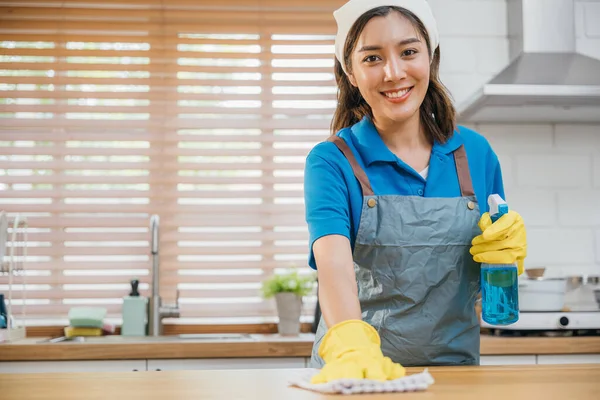 Mulher Asiática Luvas Amarelas Limpa Balcão Cozinha Madeira Com Spray — Fotografia de Stock
