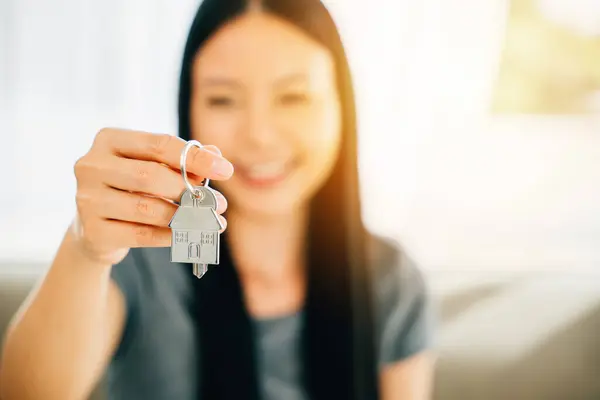 一个女人的手拿着一把象征着房屋所有权和成就的房子钥匙 反映信心 快乐和新投资的兴奋 — 图库照片