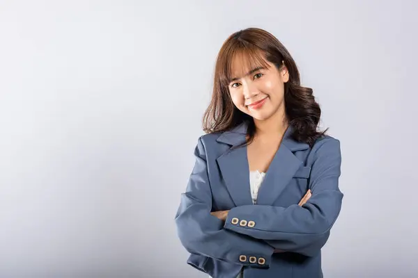 Mujer Asiática Radiante Con Brazos Cruzados Una Sonrisa Encantadora Aislada — Foto de Stock