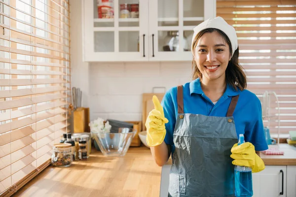 Hygiënebewuste Vrouw Schort Handschoen Klaar Voor Huishoudelijk Werk Spuitfles Vasthouden — Stockfoto