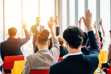 Yönetim kurulundaki iş adamları toplantı ve seminerle bir strateji oturumuna katılıyorlar. Sorular, meslektaşlar ve çalışanlar tarafından kaldırılan ellerle aktif bir çatışmaya yol açıyor.