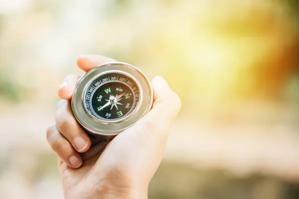 Traveler Holds Compass Park Finding Her Way Confusion Her Hand — Stock Photo, Image