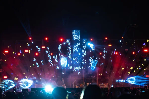 Canlı Bir Gece Hayatı Konser Festivali Sahnenin Ortasında Yer Alıyor — Stok fotoğraf