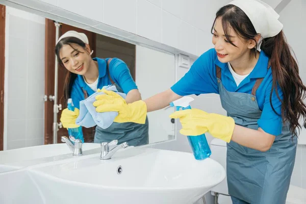 Cheerful Maid Rubber Gloves Wipes Bathroom Mirror Rag Ensuring Cleanliness — Stock Photo, Image