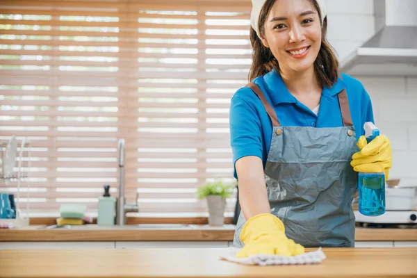 Aziatische Vrouw Gele Handschoenen Voert Huishoudelijke Schoonmaak Keuken Teller Met — Stockfoto