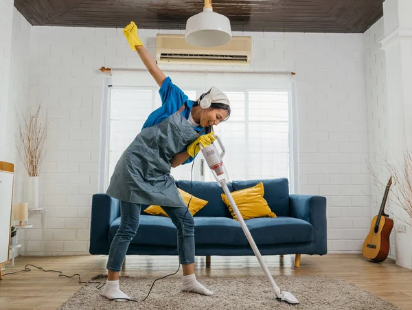 Happy Asian Housewife Enjoys Singing Her Favorite Song Using Vacuum — Stock Photo, Image
