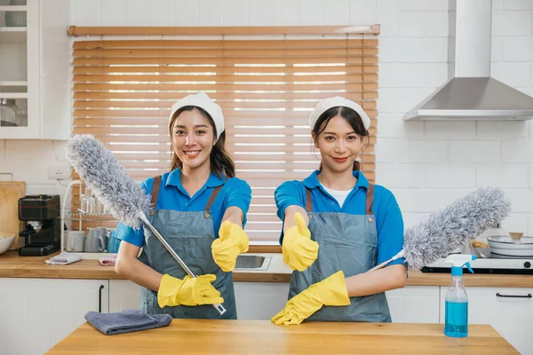 Portret Van Twee Aziatische Huishoudsters Het Aanrecht Met Stofnevel Vodden — Stockfoto