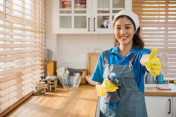Preparado Para Trabalhos Domésticos Jovem Mulher Uniforme Detém Frasco Spray — Fotografia de Stock