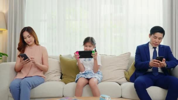Familie Geven Niet Elkaar Aziatische Ouders Negeren Hun Kind Kijken — Stockvideo