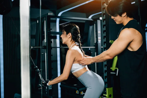 Male Trainer Teaching Female Client How Lat Pulldown Exercise Cable — Stock Photo, Image