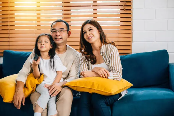 Disfrutando Preciosos Momentos Familiares Familia Asiática Televisión Casa Cómoda Sala — Foto de Stock