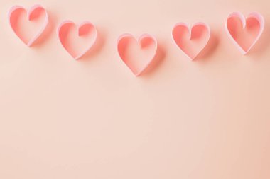 Sevgililer Günün kutlu olsun. Pembe kurdele şeklindeki dekoratif sembolün üzerinde pastel pembe arka planda izole edilmiş, aşk romantizmi konsepti, fotokopi alanı ile şablon tasarımı, Anne, Kadın günü