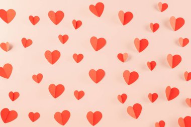 Sevgililer Günün kutlu olsun. Güzel kırmızı kağıt kalpler, pastel pembe arkaplanı kesme şekli, metin için fotokopi alanı olan aşk kağıdı sanatı sembolü, mutlu anneler günü.