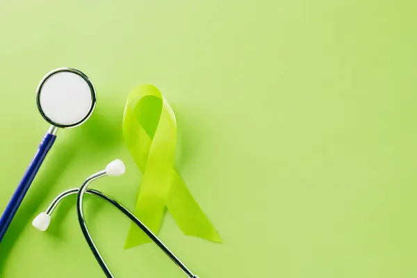Green Awareness Ribbon Doctor Stethoscope Symbol Gallbladder Bile Duct Cancer — Stock Photo, Image