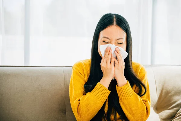 Apartment Asian Woman Holds Tissue Blowing Her Nose Due Stuffy — Stock Photo, Image