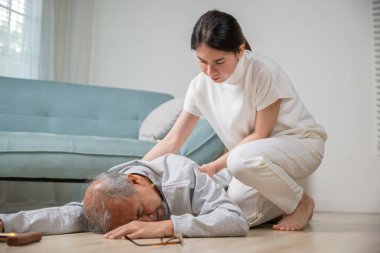 Asyalı yaşlı bir adam bastonla yere düştü ve torun kampı oturma odasında geçimini sağlamak için, genç bir kadın yere düştükten sonra büyükbabasını yaraladı, baş dönmesi