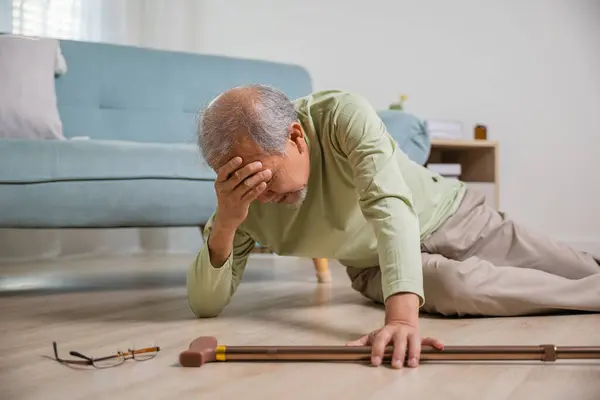 Uomo Anziano Più Anziano Mal Testa Sdraiato Sul Pavimento Dopo — Foto Stock