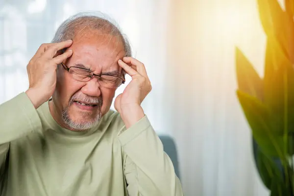Kopfschmerzen Großaufnahme Von Älteren Menschen Die Migräne Leiden Trauriger Asiatischer — Stockfoto