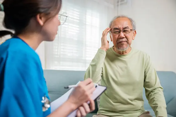 Asijské Starší Muž Pacient Mají Bolesti Hlavy Žena Zdravotní Sestra — Stock fotografie