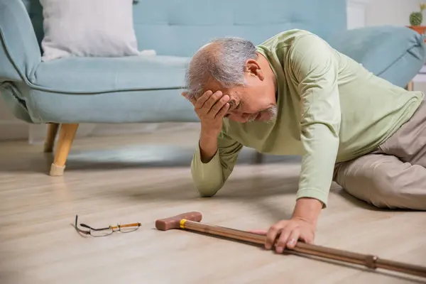 Asiatico Anziano Uomo Cadere Sdraiato Sul Pavimento Casa Solo Con — Foto Stock