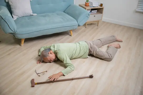 Homem Idoso Mais Velho Dor Cabeça Deitado Chão Depois Cair — Fotografia de Stock