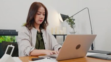 Ofiste dizüstü bilgisayarda çalışan güzel bir kadının portresi, gülümseyen bir iş kadını sabahları dizüstü bilgisayarda klavye kullanarak oturuyor, online alışveriş satışlarını kontrol ediyor.