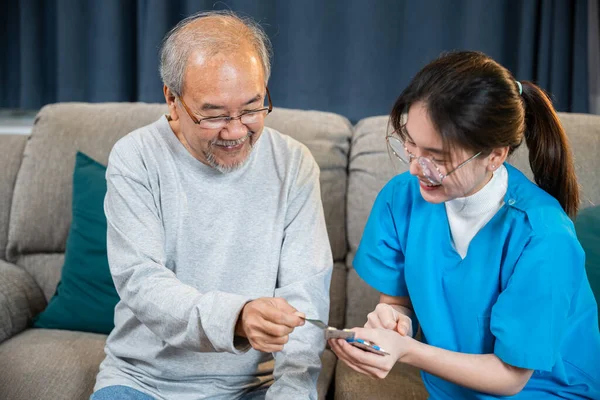 Asijský Lékař Lékařem Návštěva Senior Pacient Konzultovat Medicína Dávkování Domě — Stock fotografie