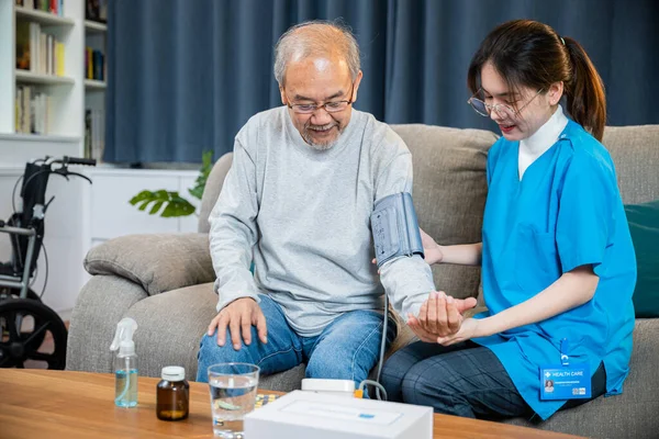 Asian Doctor Woman Examine Checking Old Man Client Heart Rate — Stock fotografie