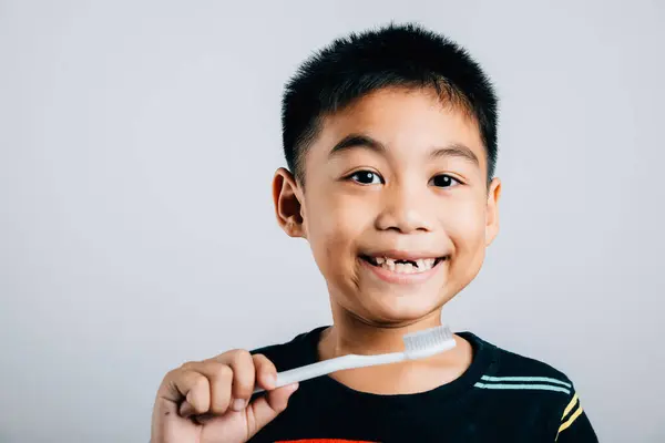 Ein Asiatisches Kind Mit Einem Fehlenden Oberen Milchzahn Hält Eine — Stockfoto