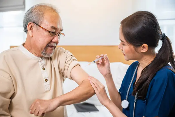 Літній Азіатський Чоловік Отримує Вакцину Від Коронавірусу Медсестрою Доктор Дає — стокове фото