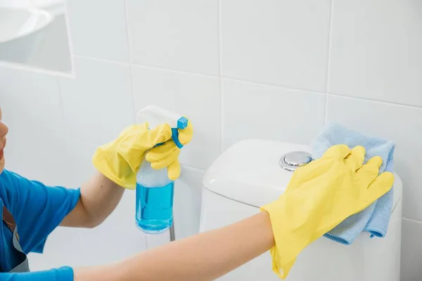 Diligente Vrouw Rubberen Handschoenen Schrobt Toiletbril Met Doek Zorgen Voor — Stockfoto