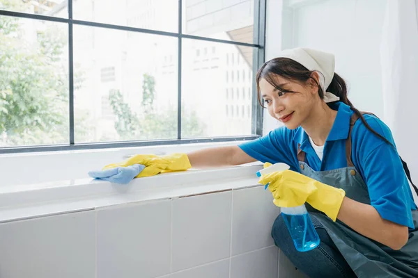 Maid Protective Glove Uses Microfiber Cloth Dusting Ceramic Tiles Bathroom — Stock Photo, Image