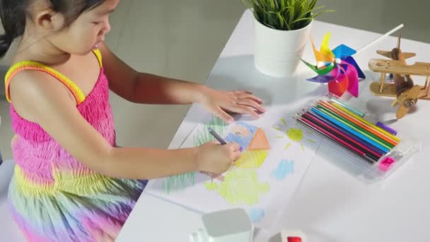 Glad Barn Liten Flicka Färgglad Teckning Landskap Mitt Hem Dröm — Stockvideo