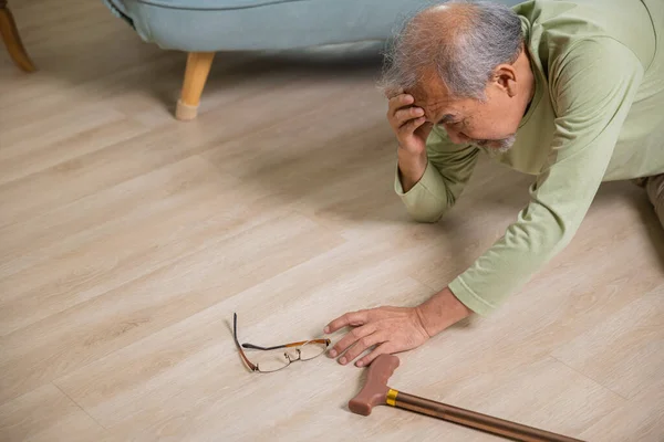 Asiatico Anziano Uomo Pensionato Mal Testa Dopo Cadere Giù Malato — Foto Stock