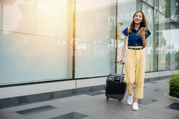 Her Luggage Tow Young Black Woman Makes Her Way City — Stock Photo, Image