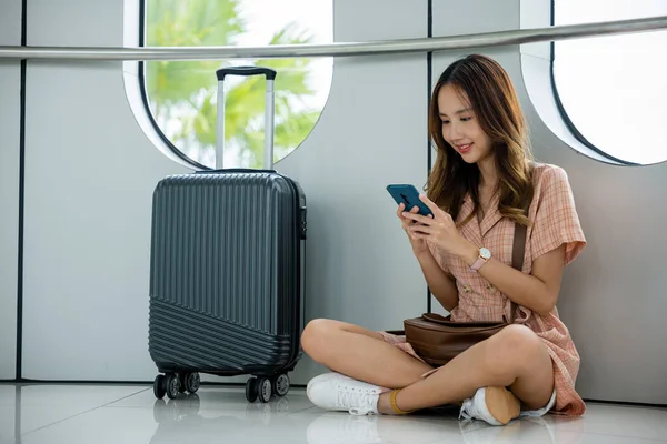 Asian Woman Using Her Phone Online Check Sitting Floor Surrounded — Stock Photo, Image
