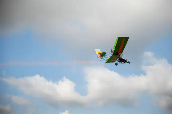 Stunt Plane Leaves Smoke Trail Aerobatic Performance Blue Sky Skilled — Stock Photo, Image