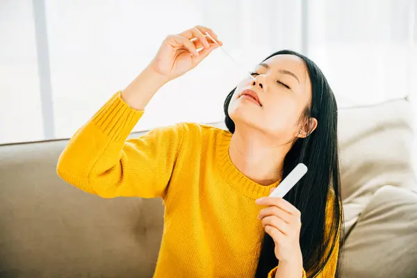 Highlighting Self Testing Covid Asian Woman Home Uses Rapid Antigen — Stock Photo, Image