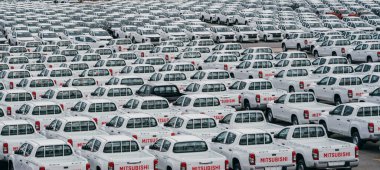 Lamchabang, Tayland - 2 Temmuz 2023 Kalabalık bir fabrika deposunda modern otomobil imalatı ve küresel iş dünyasının temel unsurlarından biri olan yükleme ve taşımacılığı bekleyen yeni arabalar var..