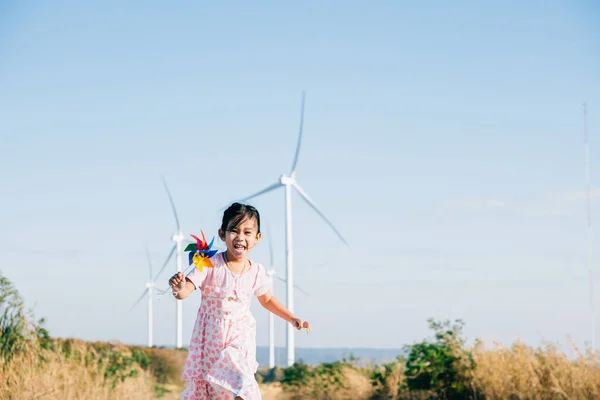 Smiling Child Holds Pinwheels Running Windmills Embracing Playful Wind Energy — Stock Photo, Image
