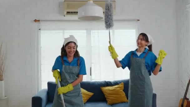 Brudnym Salonie Dwie Kobiety Mundurach Sprzątają Pracowników Rękawiczkach Rozpylają Kurz — Wideo stockowe