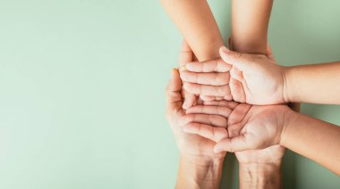 Aile Günü 'nü kutluyoruz, ailelerin ve çocukların el ele tutuşmalarını izliyoruz. Birliktelik desteği ve kuşak mirası ifade etmek.