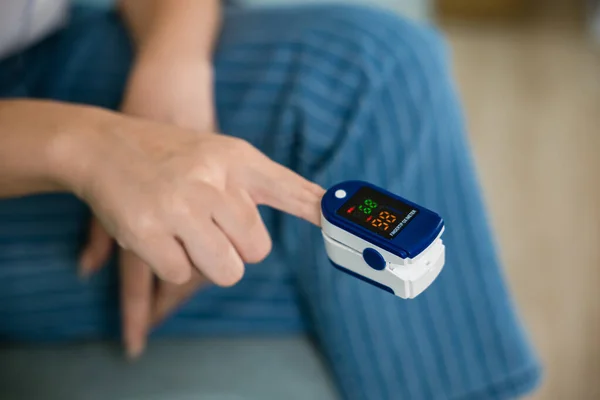 Young Woman Finger Inserted Pressure Oximeter Assess Health Sofa Living — Stock Photo, Image