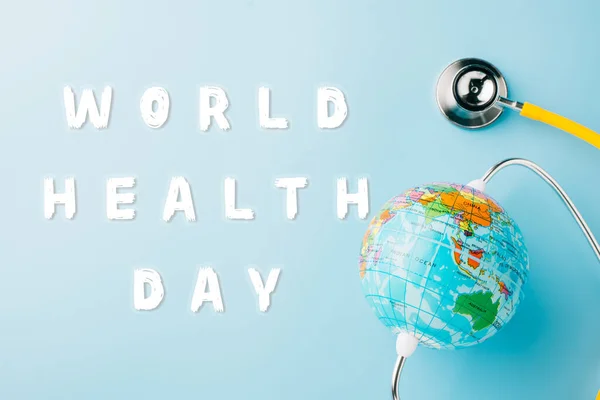Dünya Sağlık Günü Konsepti Üst Düzey Sarı Doktor Steteskobu Dünya — Stok fotoğraf