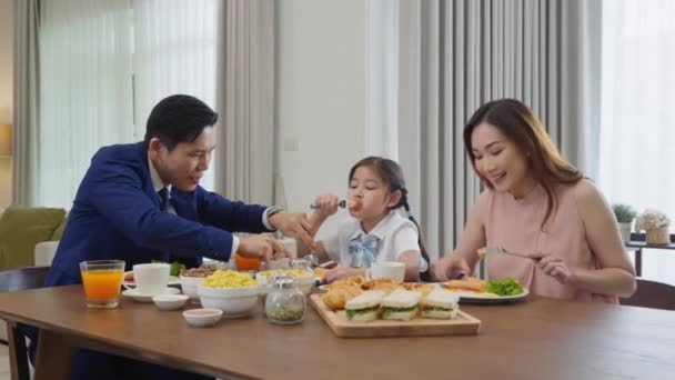 Asian Family Father Mother Children Daughter Eating Healthy Breakfast Food — ストック動画