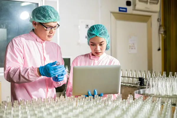Beverage Factorys Production Line Engineers Carefully Inspect Product Bottles Conveyor — Stock Photo, Image