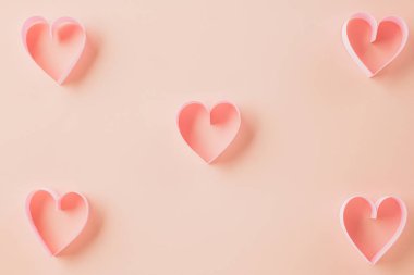 Sevgililer Günün kutlu olsun. Pembe kurdele şeklindeki dekoratif sembolün üzerinde pastel pembe arka planda izole edilmiş, aşk romantizmi konsepti, fotokopi alanı ile şablon tasarımı, Anne, Kadın günü