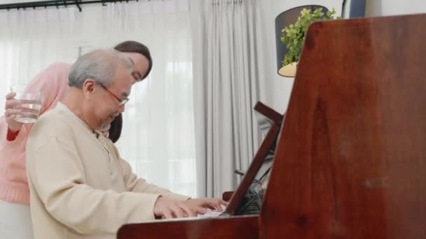 Familie Jonge Vrouw Lesgeven Piano Voor Senior Man Onderwijs Gelukkige — Stockvideo